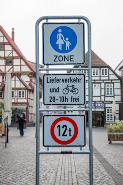 Hameln, Aşağı Saksonya, Almanya, 09 05 2021, alışveriş alanının girişindeki işaret sadece erzak trafiğine izin verildiğini gösteriyor. Arka planda yarı keresteli evler var. yaya bölgesi