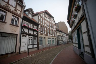Hameln, Aşağı Saksonya, Almanya, 09 05 2021, yarım keresteli evleri olan eski bir kasaba sokağı. Sokak gibi kaldırım taşları