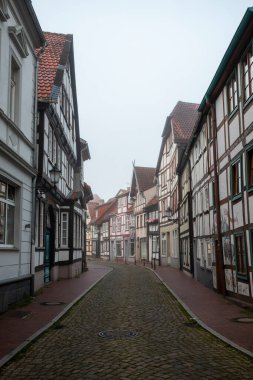 Hameln, Aşağı Saksonya, Almanya, 09 05 2021, yarım keresteli evleri olan eski bir kasaba sokağı. Sokak gibi kaldırım taşları