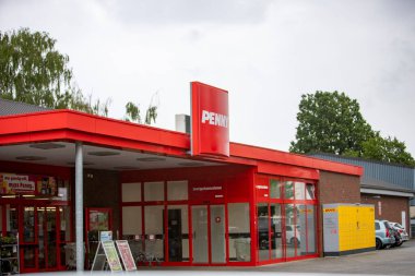 Meckenheim, NRW, Almanya, 06: 30 2021, bir Penny dükkanının vitrini.