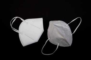 Siyah arka planda iki ffp2 maskesi. Covid-19 virüsüne karşı en iyi koruma maskesi.