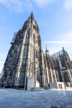 Köln, NRW, Almanya, 01 31 2021, güneşli havalarda Köln Katedrali 'nin yan manzarası, önünde çok az insan var.