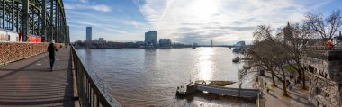 Köln, NRW, Almanya, 01 31 2021, Hohenzollernbridge panoraması, Ren nehri ve eski kasabanın kıyısı