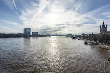 Köln, NRW, Almanya, 01 31 2021, Ren nehri manzarası ve eski kasaba kıyıları