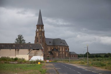 Manheim, NRW, Almanya, 07 05 2021, Manheim 'daki kilise, linyit madenciliği için yıkılan bir köy.