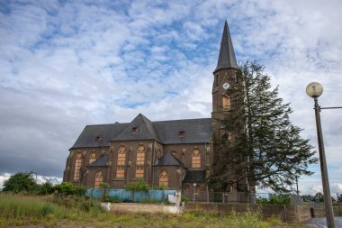 Manheim, NRW, Almanya, 07 05 2021, Manheim 'daki kilise, linyit madenciliği için yıkılan bir köy.