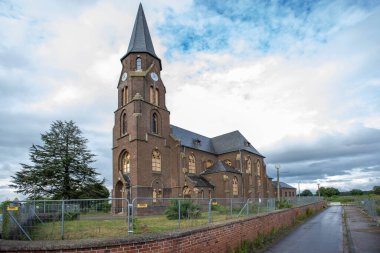 Manheim, NRW, Almanya, 07 05 2021, Manheim 'daki kilise, linyit madenciliği için yıkılan bir köy.