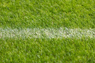 Yeşil çimen spor sahasında yatay çizgi işareti, futbol, futbol ya da diğer spor türleri için