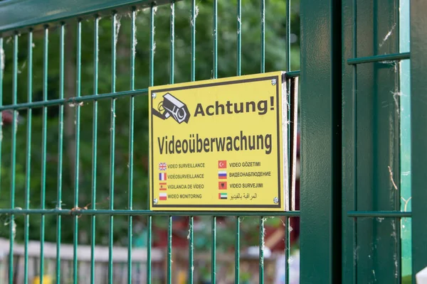 Deutsches Schild Zaun Befestigt Vorsicht Videoüberwachung Mehreren Sprachen Geschrieben — Stockfoto