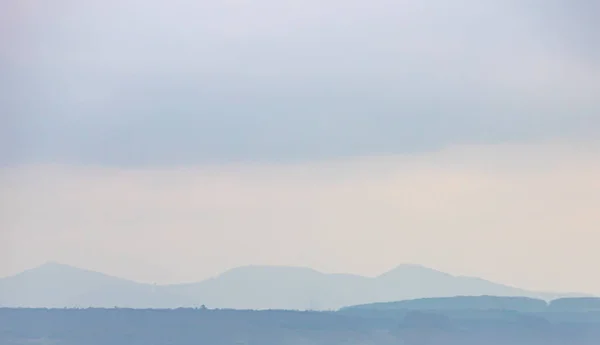 Niebla Silueta Montaña Unter Cielo Azul Nublado — Foto de Stock