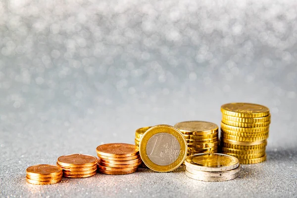 Pequeñas Grapas Monedas Euro Sobre Fondo Brillo Plata — Foto de Stock