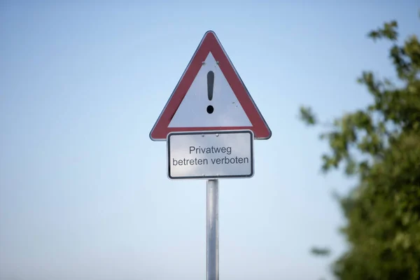 Niemiecki Znak Ostrożność Prywatny Sposób Nie Można Przejść — Zdjęcie stockowe