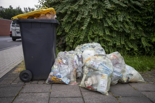 Huerth, NRW, Almanya, 06 23 2021, çöp tenekesi ve plastik çöp, sarı torbalara göre sıralanmış, çöp toplamaya hazır.