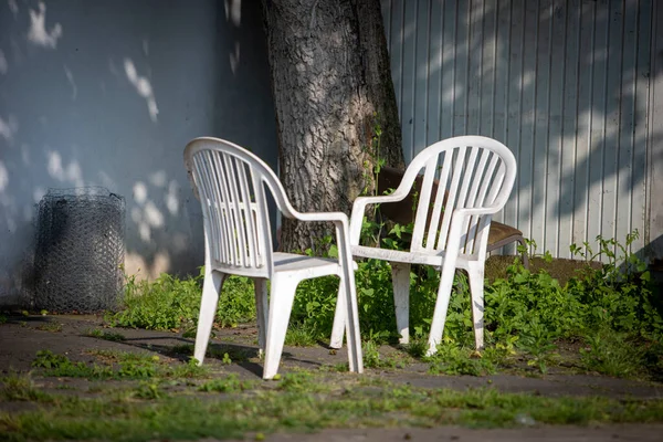 Zwei Gartenstühle Aus Plastik Unter Einem Baum — Stockfoto