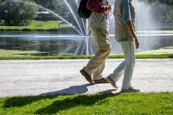 Ein Älteres Ehepaar Geht Ebenfalls Einen Schotterweg Einem Park Entlang — Stockfoto