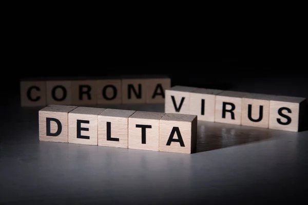 Dřevěné Bloky Slovy Delta Koróna Virus Symbol Pro Variantu Delta — Stock fotografie