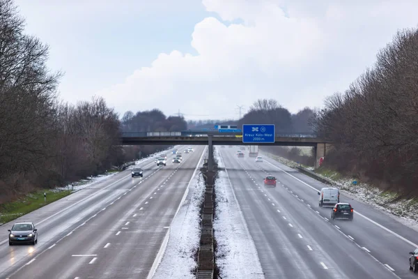 Köln, NRW, Almanya, 01 24 2021, Alman otobanındaki arabalar A4, ıslak ve karlı hava, gün ışığı