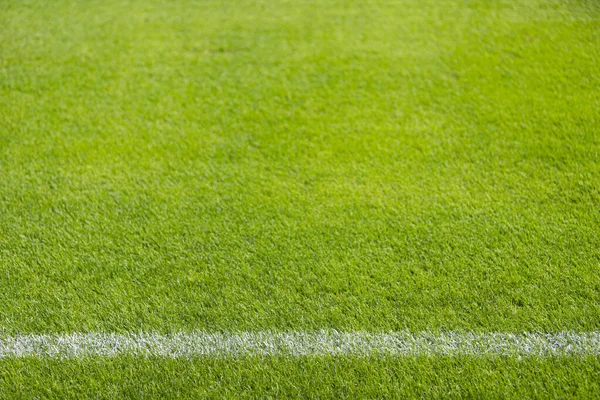 绿色草地运动场上用于足球 足球或其他运动的水平鞭长线标志 — 图库照片