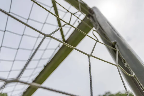 サッカーの金の角のクローズアップ 銀鋼と白網 — ストック写真