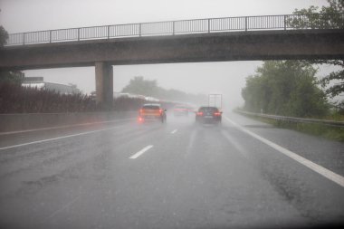 Swistal, NRW, Almanya, 07 14 2021, Alman otoyolunda trafik, yağmurlu hava, güçlü yağmur