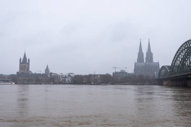 Köln 'ün panoraması. Katedral, büyük St. Martin ve karlı havada hohenzollern köprüsü. Ren nehri yüksek suyla