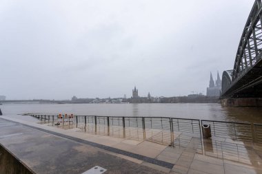 Köln 'ün karlı havalarda katedrali ve hohenzollern köprüsü olan panoraması. Ren nehri yüksek suyla
