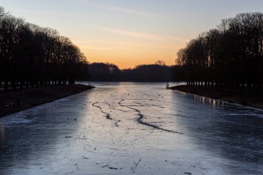 Gündoğumunda Köln 'deki Weiher Gölü' nün donmuş buz yüzeyi
