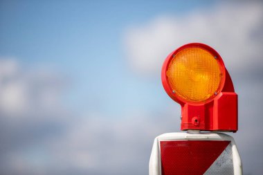 İnşaat alanı lambası, arka planda Bokeh mavi bulut gökyüzü