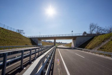 Huerth, NRW, Almanya, 02 28 2021, Huerth 'deki çevre yolunun tıkanması, çevre yolu açılmadan önce kapanması, araba yok, açık hava.