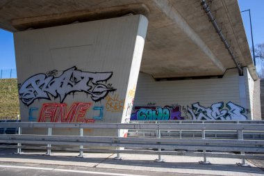 Huerth, NRW, Almanya, 02 28 2021, Huerth 'de yol darlığı, bypass açılmadan önce kapalı, araba yok, açık hava, grafiti ile köprü.