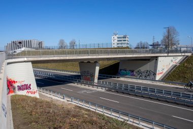 Huerth, NRW, Almanya, 02 28 2021, Huerth 'de yol darlığı, bypass açılmadan önce kapalı, araba yok, açık hava, grafiti ile köprü.