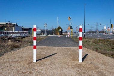 Arabalar için çakıl yolunu kapatan iki sütun sadece pedastrianlara izin veriliyor. Huerth 'deki baypas yolunda troad darlığı. Bypass açılmadan önce kapalı. Araba yok, açık hava.