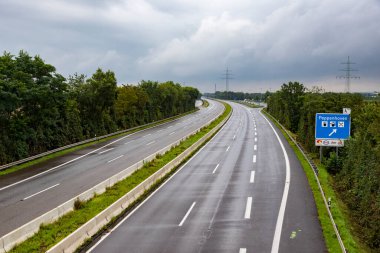 A61 karayolu yağmurda, araba yok çünkü Peppenhoven yakınlarında sel hasarı var.