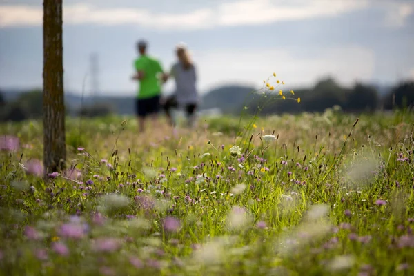 Ein Paar Joggt Auf Einem Feldweg Hinter Einer Blumenwiese Paar — Stockfoto