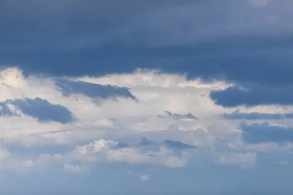 Coulds Cielo Azul Plano Lejos Lejos Debajo Las Nubes — Foto de Stock