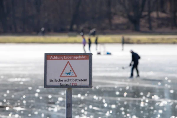 Colonia Nrw Alemania 2021 Agua Helada Lago Congelado Decksteiner Lago —  Fotos de Stock