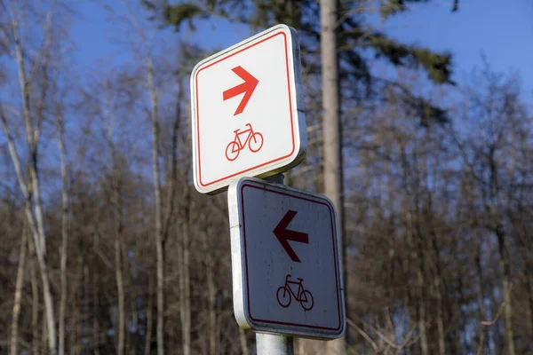 Dwa Znaki Wskazujące Różne Kierunki Drogi Rowerowej — Zdjęcie stockowe