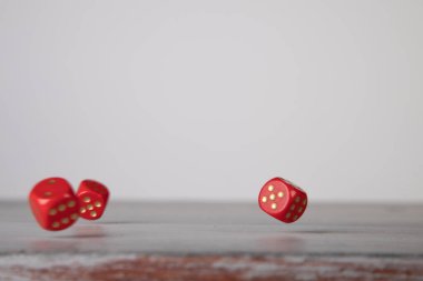 Zarlar düştü, kırmızı zarlar gri tahta üzerine düştü.