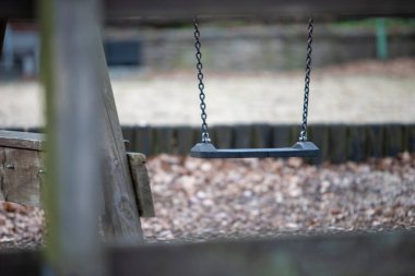 Boş bir çocuk koltuğu salıncak, bokeh arkaplan
