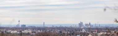 Köln, NRW, Almanya, 03: 20 2021 Köln Panoraması Katedral ve yayın kulesi, bulutlu bir gün.