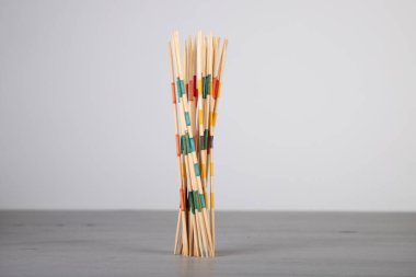 Mikado oyun sopaları, tahtaya düşmüş, hareket bulanıklığı.