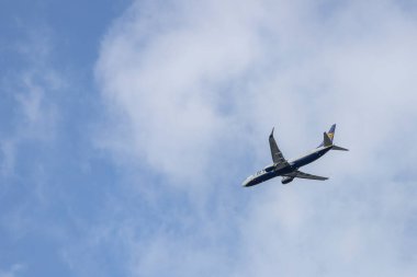 Overath, NRW, Almanya, 03 28 2021, Ryanair uçağı Köln havaalanına gidiyor. Aşağıdan bak. arka plan olarak mavi gökyüzü