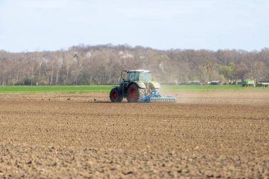 Huerth, NRW, Almanya, 04 03 2021, traktörü tarlada, traktörün arkasında.