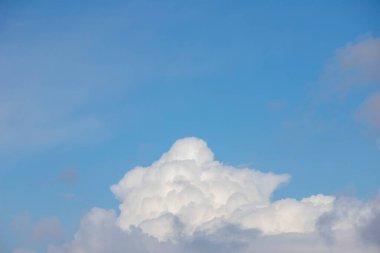 Arka planda bulutlar olan mavi gökyüzü