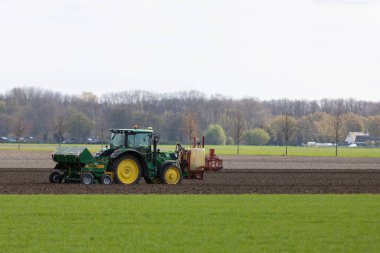 Huerth, NRW, Almanya, 04 17 2021, tohum ekme makineli traktör