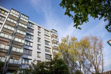 Huerth, NRW, Almanya, 04 24 2021, yüksek apartman, mavi gökyüzü