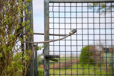 Bahçe kapısı, bisiklet kilidiyle tamir edilmiş.