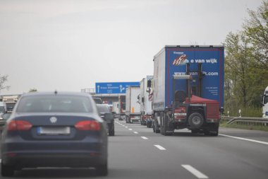 Weiterswist, NRW, Almanya, 04 28 2021, yoğun saatlerde A61 karayolunda trafik sıkışıklığı, kamyonlar ve arabalar
