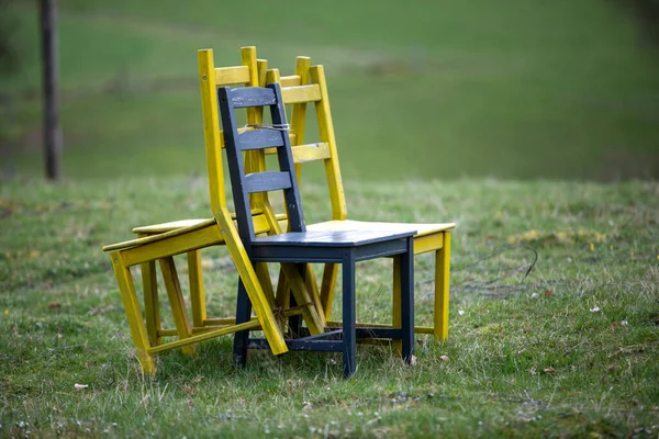 Vier Stühle Auf Einer Wiese Die Lehnen Gebunden — Stockfoto