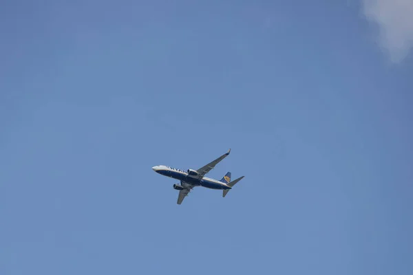 オーバース Nrw ドイツ 2021 ケルン空港への途中でRyanair飛行機 下からの眺め 青空を背景に — ストック写真